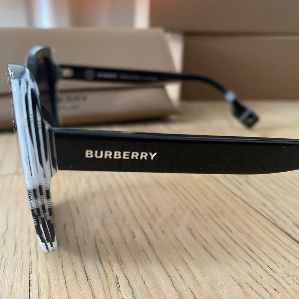 Burberry Ladies Sunglasses. Authentic & brand new. - Picture 4 of 6